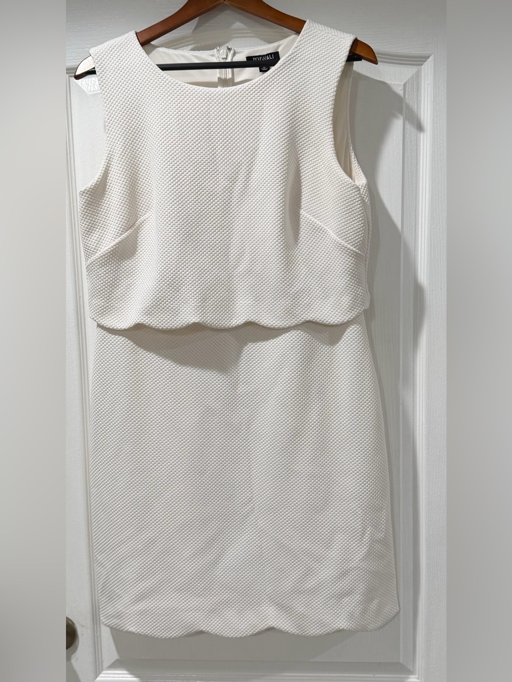 ROZ & ALI Textured White Scallop Hem Sleeveless Dress size 14